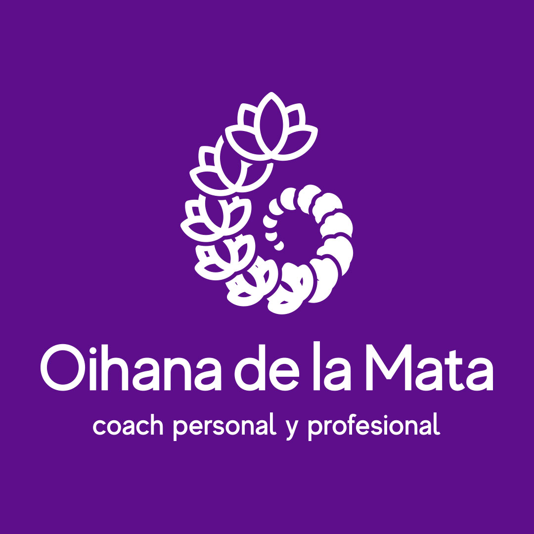 Logo de flor en fondo morado para marca personal y coaching