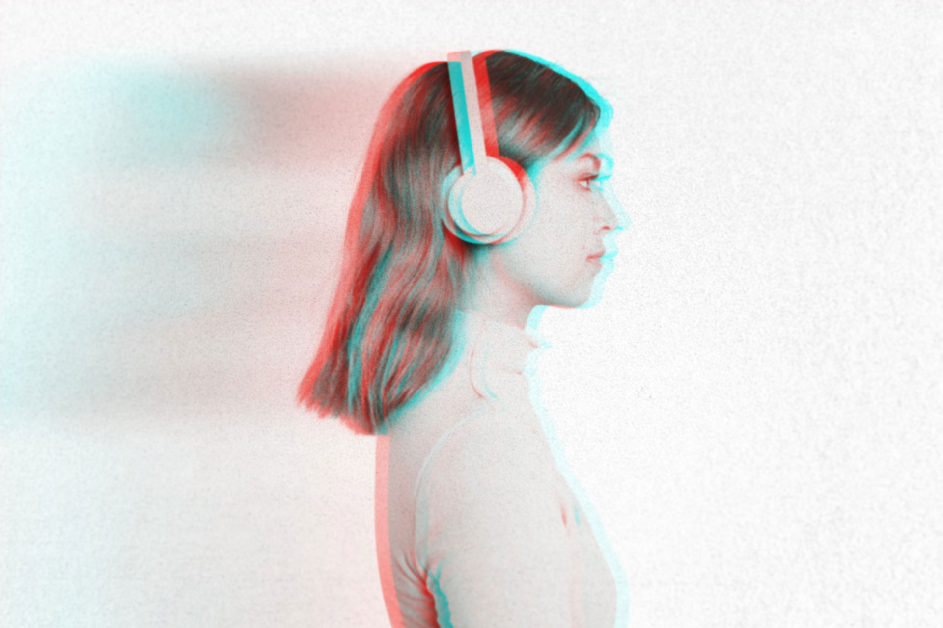 Foto de una mujer y sus auriculares escuchando música