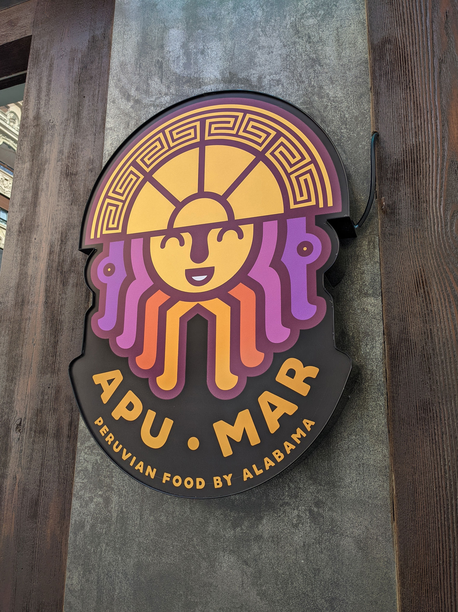 Rotulo grande con el branding gastronómico de Apu Mar