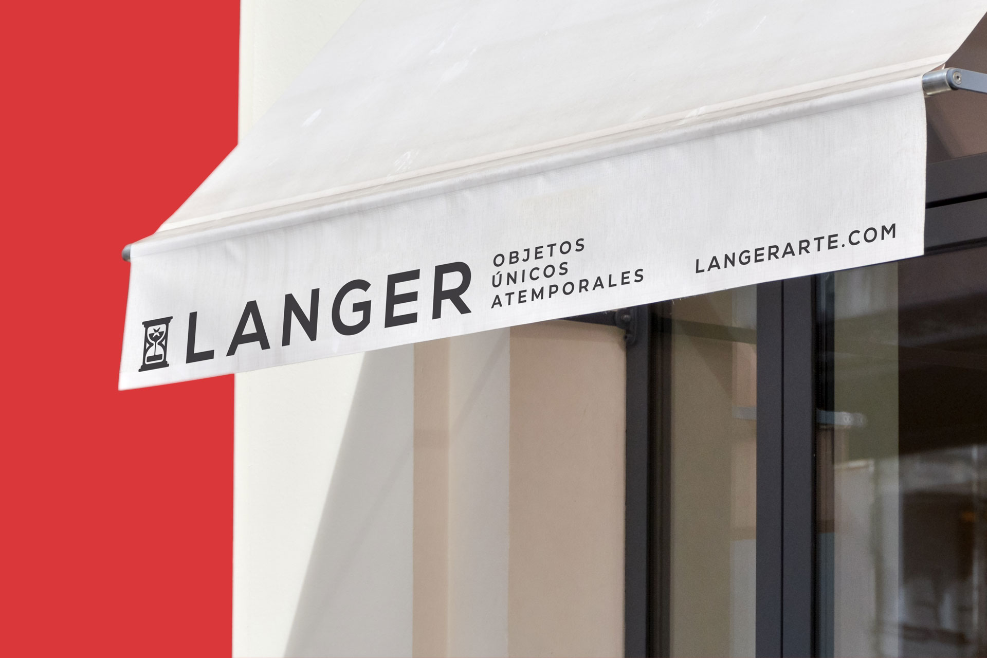 toldo blanco con logo de Langer, acorde a identidad de marca del negocio